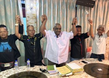 SAMSUDIN MOHAMAD FAUZI (tengah) bergambar bersama wakil NGO yang turut menyokong kempennya dalam PRK Parlimen Pulai di restoran LC Catering, Johor Bahru.