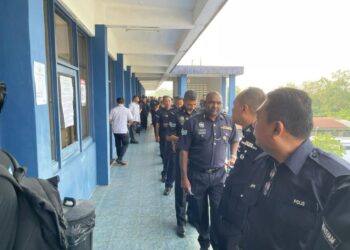 ANGGOTA polis beratur seawal pukul 7 pagi di Markas PPM Wilayah Dua, Johor Bahru bagi menunaikan tanggungjawab sebagai pengundi awal dalam PRK Parlimen Pulai.