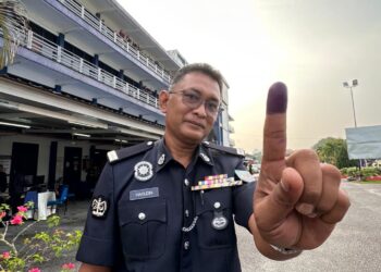 HARUDIN bangga menjadi yang pertama menunaikan tanggungjawab mengundi bagi PRK Parlimen Pulai di PPM Wilayah Dua, Johor Bahru.