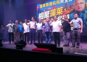 TIONG KING SING (empat dari kanan) bersama Mohamad Sabu menghadiri Jamuan Perpaduan Bersama Masyarakat Cina di Taman Bukit Indah, Johor Bahru.
