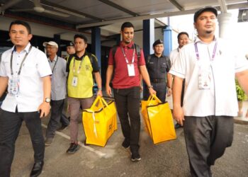 DUA petugas SPR membawa keluar dua peti undi selepat tamat proses pengundian awal bagi  Parlimen Pulai di Markas PPM Wilayah 2, Johor Bahru.