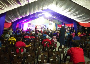 SAIFUDDIN NASUTION (atas pentas) berucap pada Ceramah Perpaduan Pulai di Taman Dahlia, Johor Bahru.