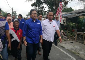 JOHARI ABDUL GHANI  bersama-sama Suhaizan dan Pandak melawat jeti di Kampung Orang Asli Bakar Batu, Perling, Johor Bahru.
