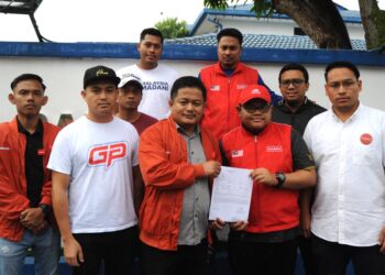 MOHD. HASBIE MUDA (tiga dari kanan) menunjukkan salinan laporan  yang dibuat di Balai Polis Tampoi, Johor Bahru.