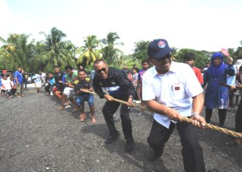 SUHAIZAN KAYAT (baju putih) beramah mesra dengan masyarakat Orang Asli ketika berkempen di kawasan Perling, Johor Bahru.