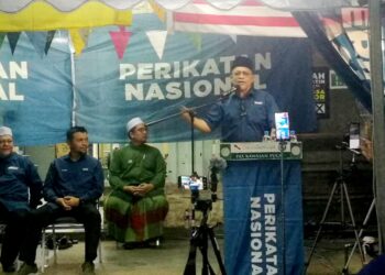 SHAHIDAN KASSIM berucap pada Ceramah Kelompok di pekarangan Pejabat Pas Pulai, Tampoi Indah, Johor Bahru.
