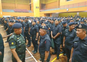 KAMARUL ZAMAN MAMAT (kiri) beramah mesra dengan sebahagian daripada 4,000 pegawai dan anggota polis yang akan bertugas sempena PRK Pulai dan Simpang Jeram, esok.