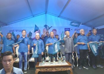 MUHYIDDIN YASSIN (tengah) dan pemimpin PN mengibarkan bendera parti semasa menghadiri Ceramah Grand Finale PN di Kempas, Johor Bahru.