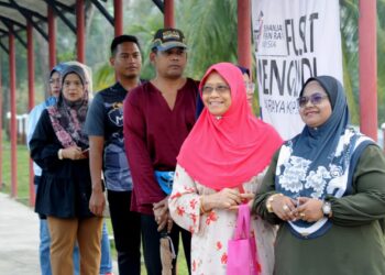 ANTARA pengundi awal yang datang untuk mengundi bagi Parlimen Pulai di Sekolah Kebangsaan Seri Melati, Johor Bahru.