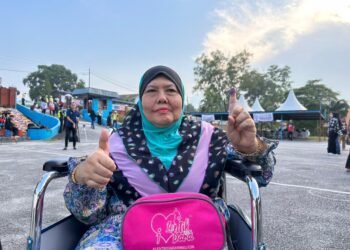 NORIAH ABDULLAH bersemangat hadir menunaikan tanggungjawab mengundi pada PRK Parlimen Pulai di SK Seri Melati, Johor Bahru.