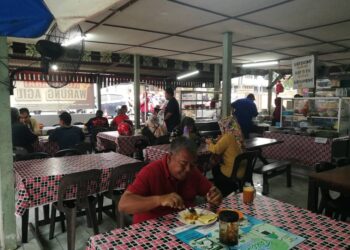RAMAI pengundi bersarapan di Roti Canai Warung Agil sebelum menunaikan bertugas atau menunaikan tanggungjawab mengundi pada PRK Parlimen Pulai, Johor Bahru.