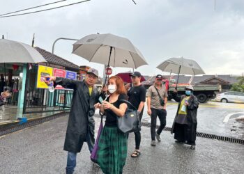 PETUGAS SPR membantu orang ramai yang datang menunaikan tanggungjawab mengundi pada PRK Parlimen Pulai di SMK Taman Bukit Indah, Johor Bahru.