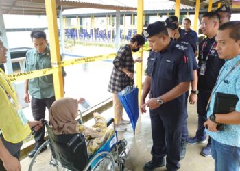 AYOB KHAN MYDIN PITCHAY berbual dengan seorang pengundi yang menggunakan kerusi roda ketika meninjau pusat pengundian pada PRK Parlimen Pulai di MSAB, Johor Bahru.