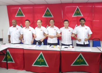 DOMINIC LAU HOE CHAI (tiga kanan) bergambar selepas mengadakan sidang akhbar di ibu pejabat Gerakan Johor, di Skudai, Johor Bahru.