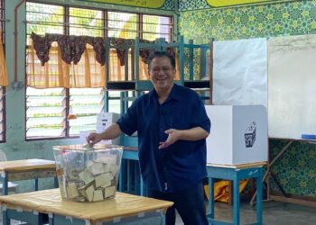 NUR JAZLAN MOHAMED mengundi di Sekolah Agama Dato' Omar Yusof, Kampung Pasir, Johor Bahru.