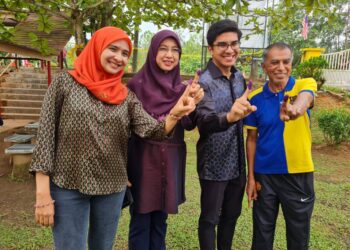 SYED SADDIQ ABDUL RAHMAN (dua dari kanan) bersama-sama ahli keluarganya menunjukkan jari mereka yang dicelup dakwat sebagai tanda selesai mengundi pada PRK Parlimen Pulai di SK Taman Sutera, Johor Bahru.