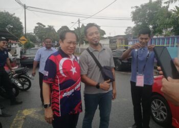 AHMAD MASLAN beramah mesra dengan para pengundi di Kampung Pasir, Johor Bahru.