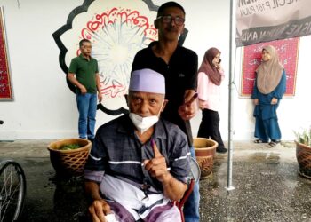 MD. ZAIN AWANG dan bapa mentuanya, Ismail Ahmad menunaikan tanggungjawab sebagai pengundi di Parlimen Pulai, Johor Bahru.