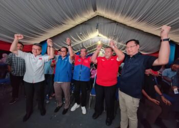 MOHAMED KHALED NORDIN dan kepimpinan PH dan BN menghadiri majlis meraikan kemenangan Suhaizan Kayat di Bilik Gerakan Utama Jentera PH di Taman Dahlia, Johor Bahru.