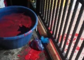 RUMAH mangsa disimbah cat merah oleh seorang lelaki kerana gagal membayar hutang RM300 di Bandar Putra, Segamat.