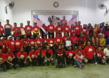 ABDUL HALIM SULEIMAN (tengah, atas) bergambar bersama-sama para peserta Tebrau Merdeka Ride 2023 di Felda Ulu Tebrau, Johor Bahru.