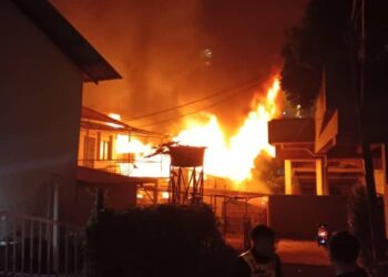 SEORANG wanita berusia 53 tahun meninggal dunia, manakala tiga anaknya sesak nafas apabila bilik sewa yang mereka diami di Kampung Wadi Hana, Johor Bahru terbakar.