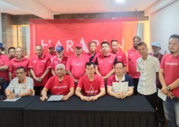 ABDULLAH SAHID (tiga dari kiri) dan beberapa pemimpin PH  pada sidang media menolak Syed Saddiq di Bee Rich, Muar.