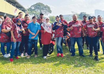 Sebahagian peserta konvoi kembara Madani Ampang bergambar bersama dengan Rodziah Ismail dalam program Sambutan Hari Kebangsaan dan Hari Malaysia anjuran Pusat Khidmat Rakyat Parlimen Ampang baru baru ini.