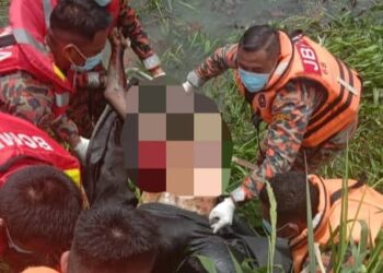 ANGGOTA bomba mengeluarkan mayat Muhammad Nazrul yang ditemukan terapung dalam parit di Kampung Parit Lapis Sempadan, Parit Raja, Batu Pahat.