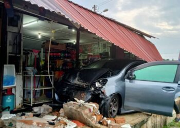 SEBUAH kereta Perodua Myvi merempuh masuk ke kaki lima sebuah kedai runcit di Kilometer 1, Jalan Segamat-Muar, Segamat.