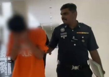SEORANG pelajar kolej kemahiran didakwa di Mahkamah Sesyen Muar atas dua pertuduhan melakukan amang seksual terhadap dua pelajar junior.