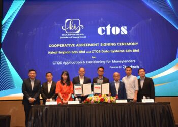 ERICK Hamburger (empat dari kiri) dan Pengarah Kekal Impian, Lee Khang Ren (empat dari kanan) menunjukkan dokumen perjanjian kerjasama di antara dua syarikat tersebut di hotel DoubleTree by Hilton, Shah Alam, Selangor semalam-UTUSAN/ MOHAMAD NAUFAL MOHAMAD IDRIS