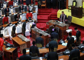 LAU Weng San (kanan) selepas dilantik sebagai Speaker DUN Selangor pada  Mesyuarat Pertama (Angkat Sumpah) Penggal Pertama DUN Selangor ke-15 di Dewan Mesyuarat DUN Selangor, Shah Alam, Selangor hari ini-UTUSAN/AFIQ RAZALI