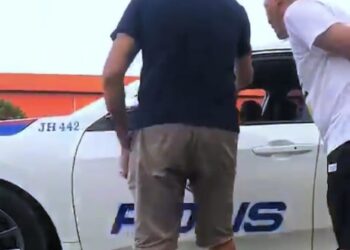 TANGKAP layar rakaman yang tular dalam aplikasi TikTok menunjukkan seorang lelaki memberikan sesuatu kepada anggota polis dalam kenderaan peronda, dipercayai di Kulai.