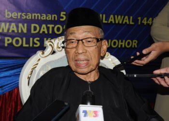 AWANG DAUD menceritakan pengalamannya membantu membanteras pengganas komunis suatu ketika dahulu selepas menerima Pingat Jasa Pahlawan Negara di IPK Johor.