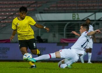 PEMAIN Malaysia, Muhammad Faiz Fahmie (kiri) diasak pemain Amerika Syarikat dalam Kejohanan Bola Sepak Pekak Dunia 2023 di Stadium Bola Sepak Kuala Lumpur, Cheras malam ini. - UTUSAN/SHIDDIEQIIN ZON