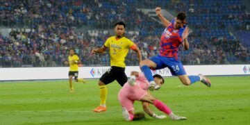 PEMAIN tengah JDT, Oscar Arribas melompat apabila hampir bertembung dengan penjaga gol Negeri Sembilan FC, Firdaus Irman pada perlawanan suku akhir kedua Piala Malaysia di Stadium Sultan Ibrahim, Iskandar Puteri.
