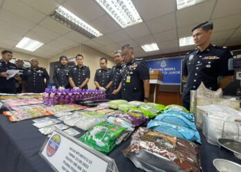 KAMARUL ZAMAN MAMAT (dua ari kanan) antara dadah bernilai RM1.64 juta yang dirampas pihaknya dalam operasi di Johor Bahru dan Iskandar Puteri.