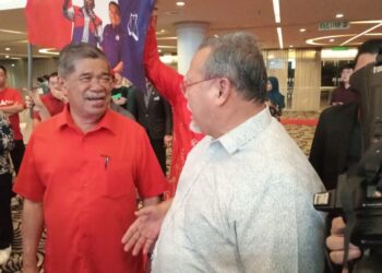 MOHAMAD SABU berbual dengan Pengerusi Amanah Johor, Aminolhuda Hassan pada Majlis Penghargaan Petugas Pilihan Raya Kecil (PRK) Parlimen Pulai dan DUN Simpang Jeram di Hotel Thistle, Johor Bahru.