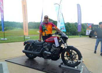 SUHAIRI HASHIM melihat salah sebuah motosikal yang dipamerkan semasa menghadiri DIBW 2023 di Desaru, Kota Tinggi.