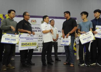 NOOR AZLEEN AMBROS beramah mesra dengan para pelajar yang menerima wang pendahuluan pinjaman sebanyak RM1,500  pada majlis Penyerahan Wang Pendahuluan Pinjaman PTPTN di Taman Bukit Dahlia, Pasir Gudang.