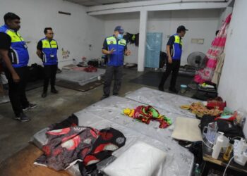 MOHD. ASRI ABDUL WAHAB (tiga dari kiri) melihat keadaan bilik tidur pekerja asing dalam pemeriksaan ke atas sebuah premis yang dijadikan penginapan di Taman Tan Sri Yaakob, Johor Bahru.