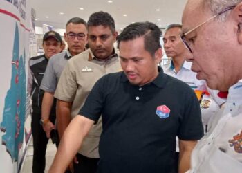 MOHAMAD FAZLI SALLEH  (dua dari kanan) melawat Projek Landasan Berkembar Elektrik (ETS) Gemas-Johor Bahru di Stesen KTM Segamat.
