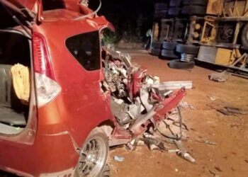 KEADAAN Perodua Alza dan lori yang terlibat dalam kemalangan di Kilometer 5, Jalan Segamat-Kuantan, Segamat, 1 September lalu.