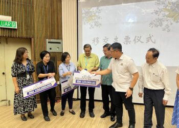 LING TIAN SOON (dua dari kanan) menyerahkan replika cek peruntukan kerajaan negeri kepada Sekolah Menengah Foon Yew di Johor Bahru.