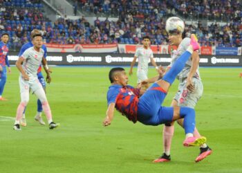 PENYERANG JDT, Bergson Da Silva melakukan sepakan akrobatik ketika menentang PDRM FC dalam aksi Liga Super di Stadium Sultan Ibrahim, Iskandar Puteri. - UTUSAN/RAJA JAAFAR ALI