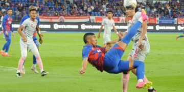 PENYERANG JDT, Bergson Da Silva melakukan sepakan akrobatik ketika menentang PDRM FC dalam aksi Liga Super di Stadium Sultan Ibrahim, Iskandar Puteri. - UTUSAN/RAJA JAAFAR ALI