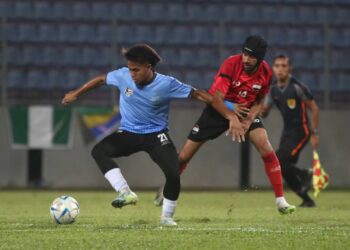 MUHAMMAD Akeem Mikail Abd Azis (kiri)  merebut bola daripada pemain Mesir, Abdelmotaleb Aly Maher dalam aksi Kumpulan A, WDFC di Stadium UiTM, Shah Alam malam tadi. - Ihsan WDFC