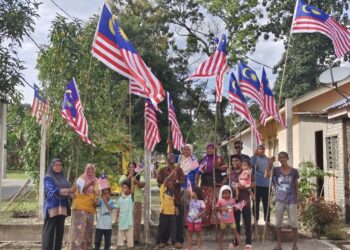 ORANG Asli Kensiu tidak melepaskan peluang mengibarkan Jalur Gemilang di kawasan rumah mereka sempena Hari Kebangsaan ke-66 di Kampung Ulu Legong, Baling.