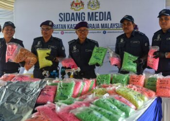 ZAZULI Johan (tengah) menunjukkan dadah yang dirampas di Kompleks Kargo, KLIA pada 29 Ogos lalu semasa sidang akhbar di Cawangan Narkotik Ibu Pejabat JKDM di Kampung Jijan, Nilai, Seremban hari ini.-UTUSAN/MOHD. SHAHJEHAN MAAMIN.